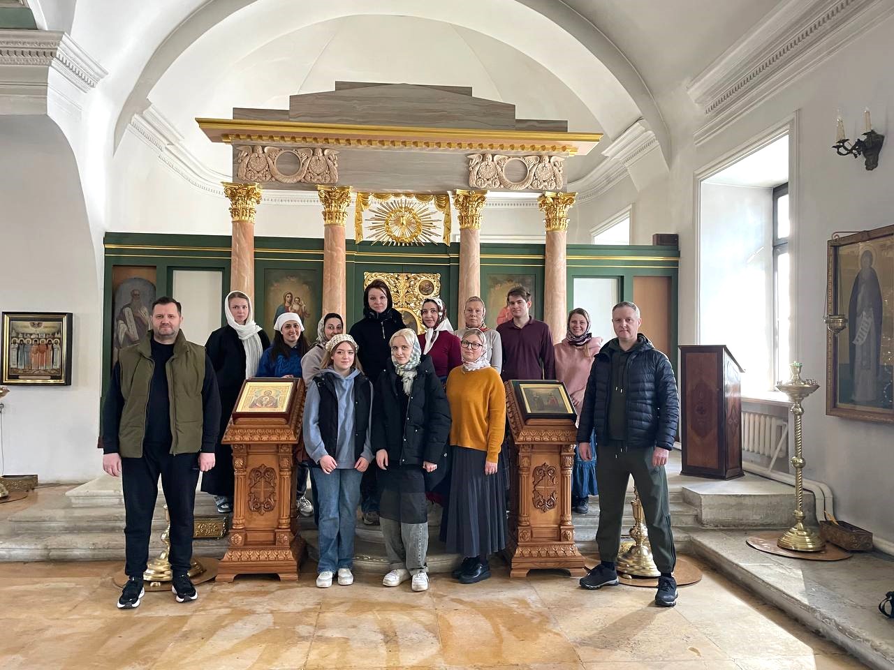 Добровольческий отряд потрудился в древнем храме Воскресения Христова