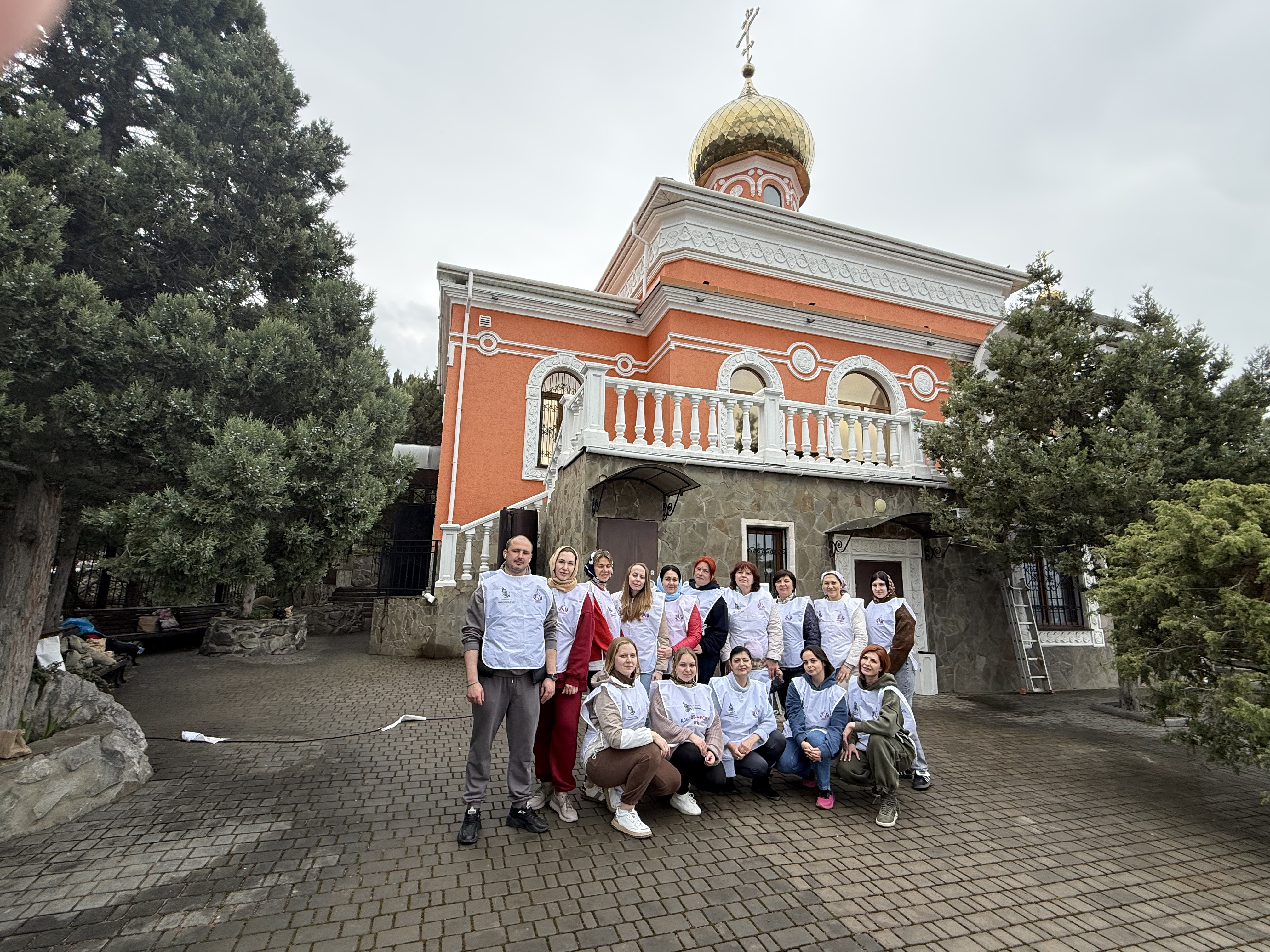 Добровольческий отряд отеля «Ялта-Интурист» провёл уборку в храме