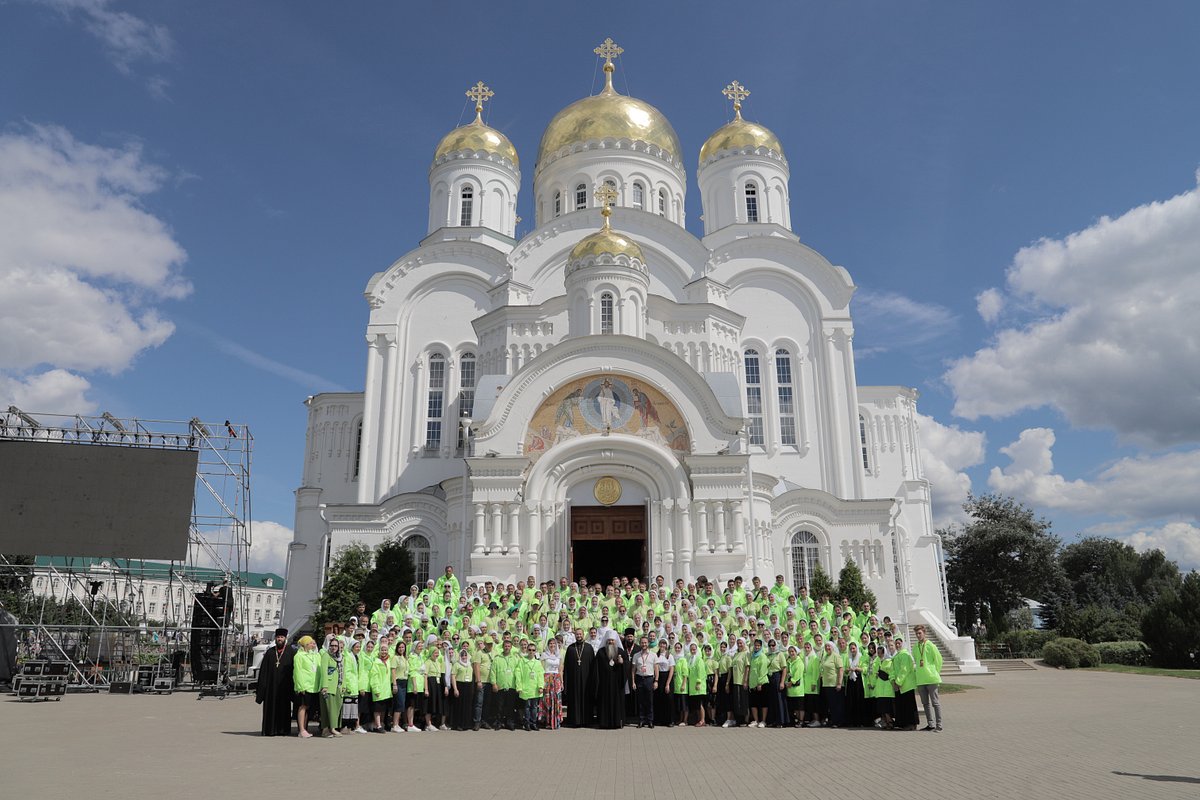 Волонтёры «Союза Маринс Групп» помогли паломникам в Дивеевском монастыре на празднованиях в День памяти преподобного Серафима Саровского